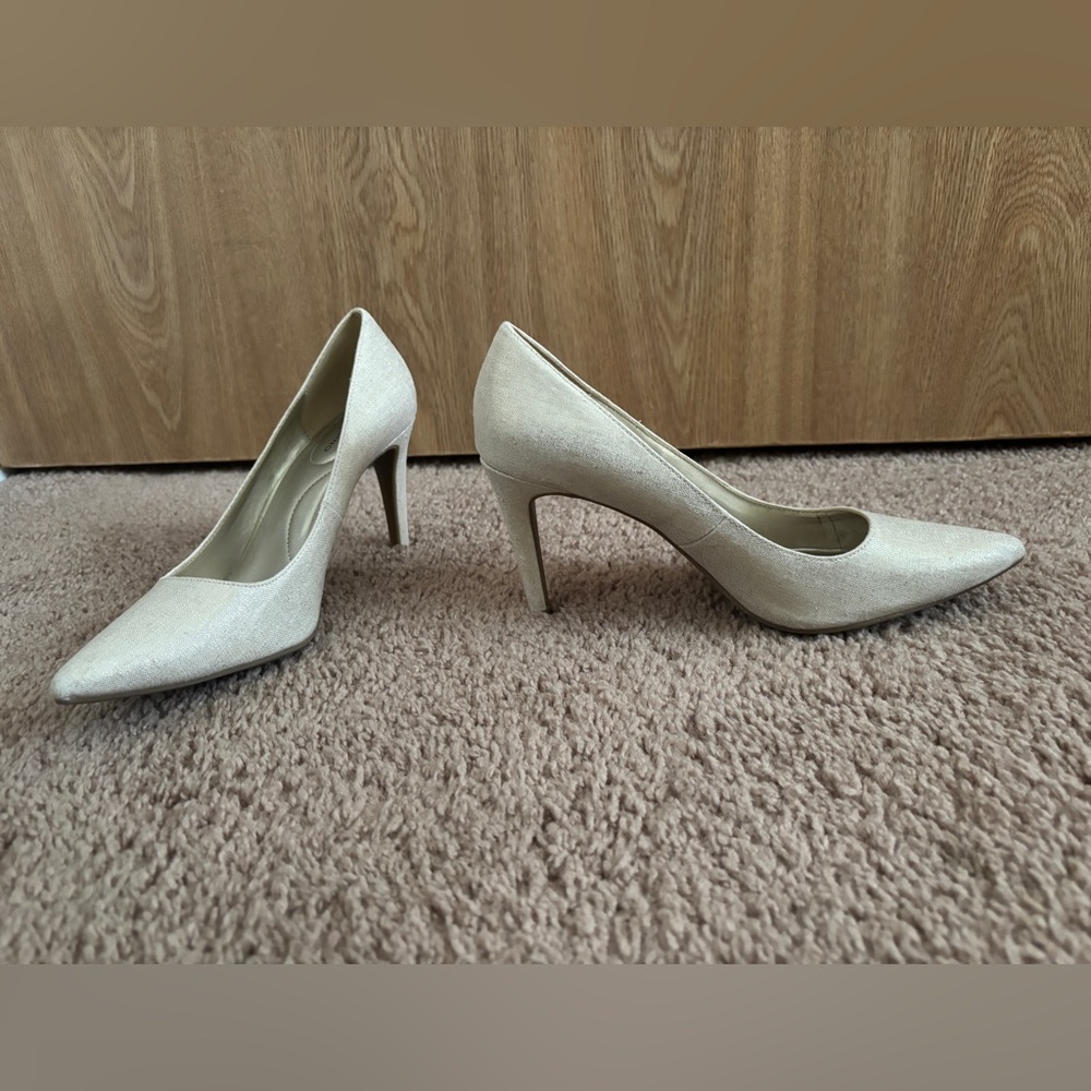 Bandolino Women's Champagne Pumps